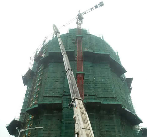 淮安吊车在工地上作业